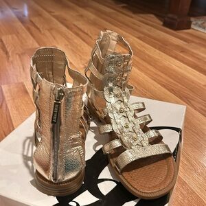 9 west gladiators sandals size 7, medium